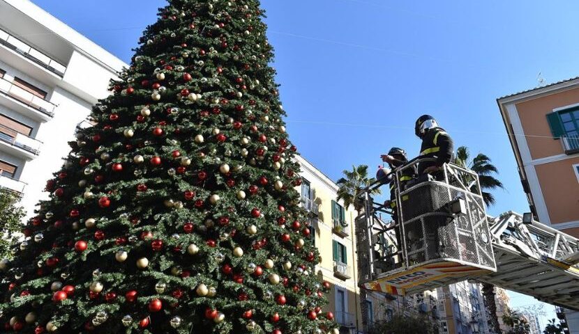 Salerno, albero piazza Portanova: c’è anche decorazione Natalizia della Polizia