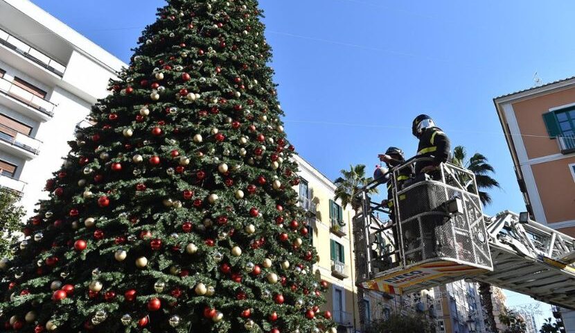 Salerno, albero piazza Portanova: c’è anche decorazione Natalizia della Polizia