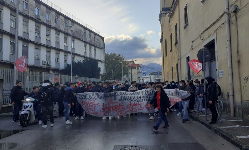 Scafati, scuole fatiscenti: protestano 350 studenti del Pacinotti: “Così non faremo lezioni”