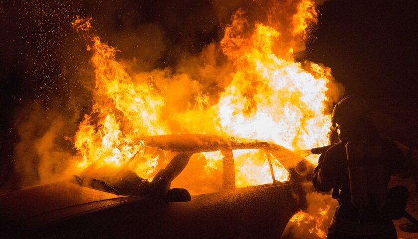 Boscoreale, pescivendolo reagisce a una rapina e viene ucciso. Auto dei banditi trovata incendiata