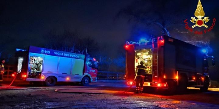 Rogo in concessionaria a Pagani, 5 auto in fiamme: si indaga