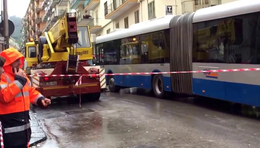 Voragine in via Marino Paglia a Salerno,  traffico in tilt