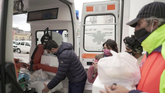 Pontecagnano, ieri i volontari della Protezione Civile hanno consegnato 150 pasti alle famiglie disagiate