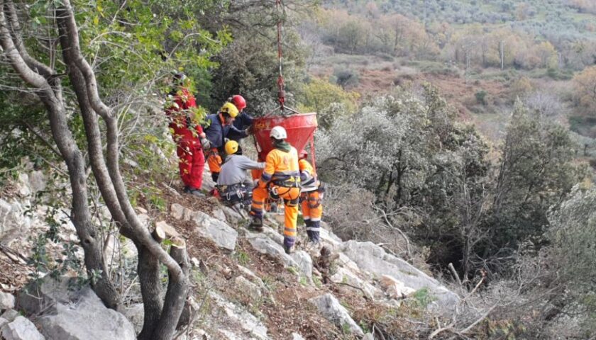 Aquara. Elicottero e rocciatori per la messa in sicurezza della SP 12