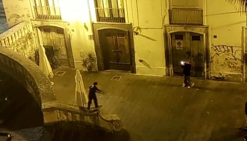 Salerno, la scalinata di Santa Sofia si trasforma in pista per skateboard