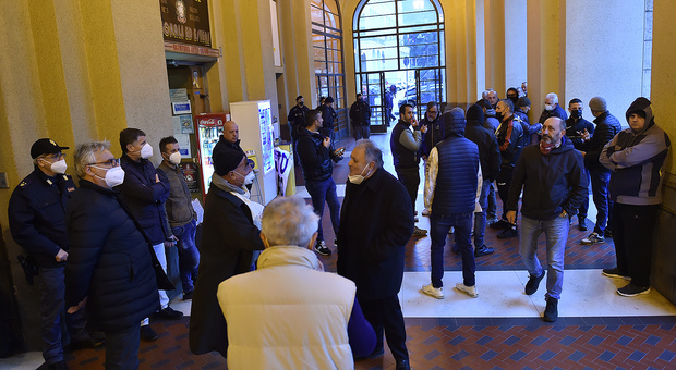 Salerno, lavoratori coop protestano davanti Palazzo di Città
