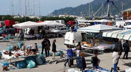Ambulanti a Salerno, l’Anva: “Se ci sono abusivi è perchè non vengono rilasciati i permessi”
