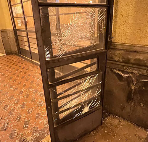 Danneggiata nella notte vetrata di una porta d’accesso al Comune