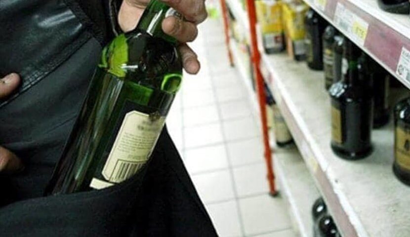Ruba bottiglie di liquori dal centro commerciale di Atena Lucana: denunciata