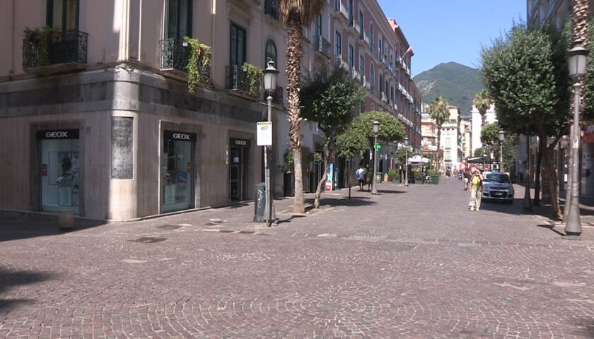 Geox abbassa le saracinesche su corso Vittorio Emanuele a Salerno: “Una città che non offre nulla”