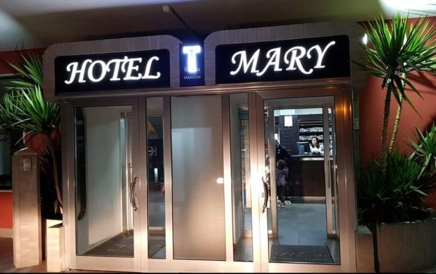 LITE E FURTO IN HOTEL A CAMPAGNA, NEI GUAI QUATTRO PERSONE