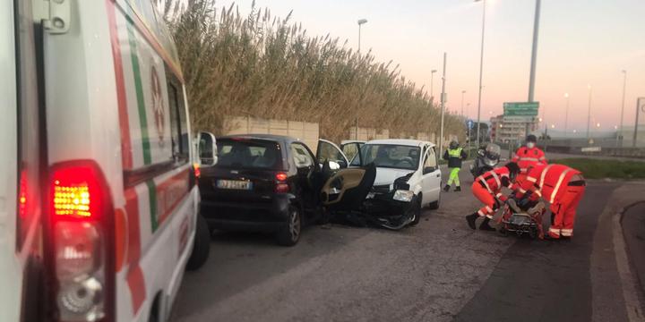 Ruba auto, viene inseguito e provoca un incidente