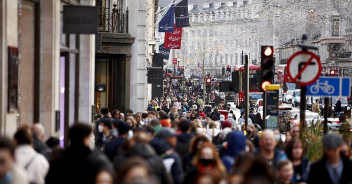 Covid, l’Inghilterra revoca le restrizioni dalla prossima settimana