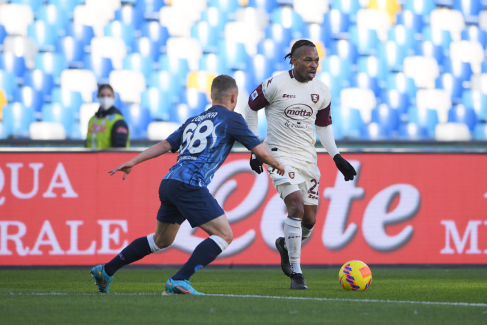 La Salernitana ci crede poi crolla, il Napoli cala il poker