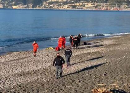 Salerno, cadavere in spiaggia a Torrione: si tratta di un 50enne di Mercato San Severino