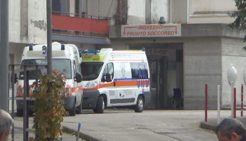 Vallo della Lucania, ospedale sotto pressione: ambulanze in fila con pazienti infetti