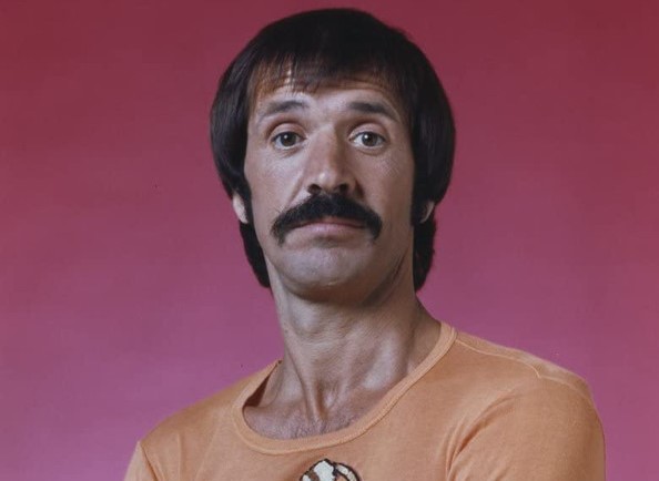 Il 5 gennaio del 1998 il cantante Sonny Bono muore in un incidente di sci