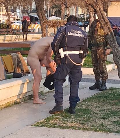 Uomo nudo sul Lungomare Trieste, fermato dai vigili urbani e dai militari dell’Esercito