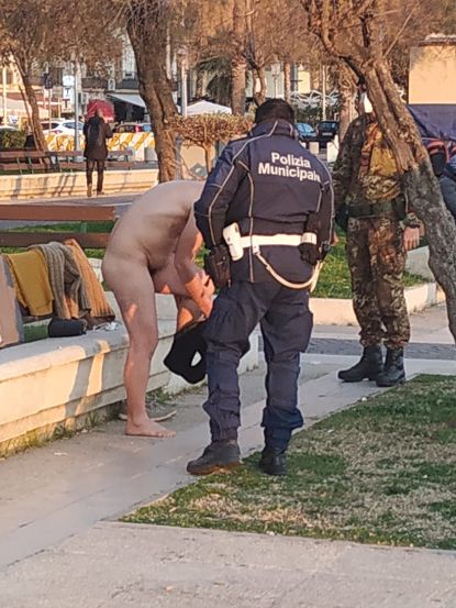 Uomo nudo sul Lungomare Trieste, fermato dai vigili urbani e dai militari dell’Esercito