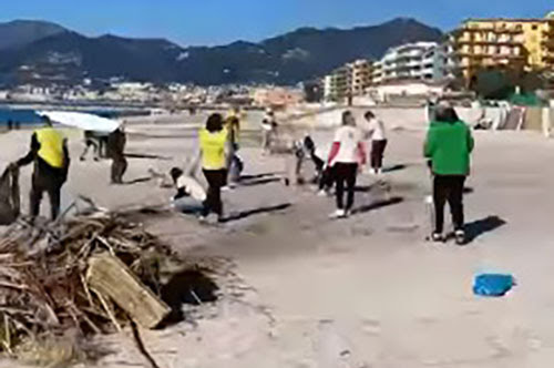 Salerno, volontari puliscono la spiaggia di Mercatello