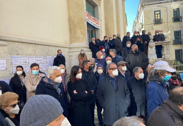 Applausi e lacrime nel giorno dell’addio a Enzo Fasano, De Luca commosso: “Va via una persona semplice, cordiale ed umana”