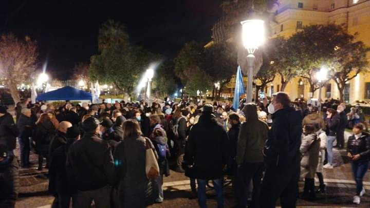 Covid, a Salerno centinaia in piazza per il dottore Torre di Pagani