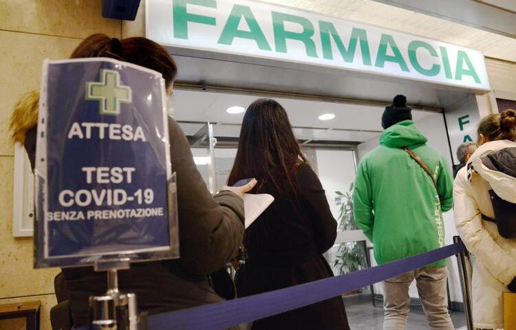 Green pass e negozi esenti, chi rischia la zona arancione