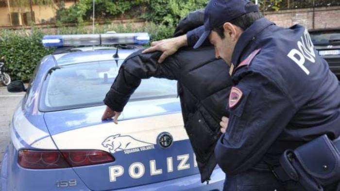 Salerno, poliziotti aggrediti: arrestato 37enne