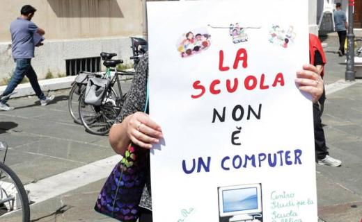 Ritornano i No Dad: “Il governo impugni la decisione di De Luca sulle scuole”