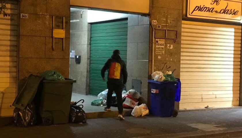 Salerno, aprono buste dei rifiuti per prelevare metalli: nei guai 5 persone