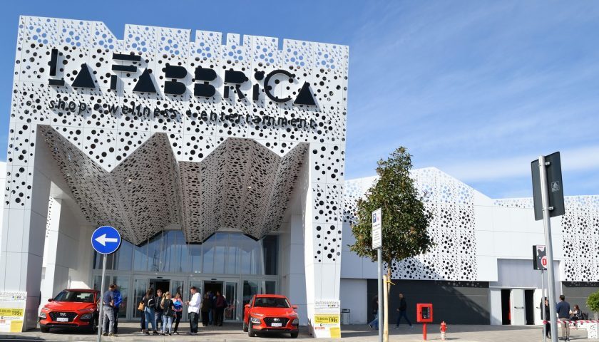 Vertenza La Fabbrica, assemblea dei lavoratori al centro commerciale