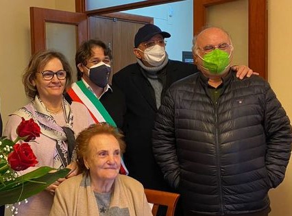 Pagani, un secolo di vita per nonna Raffaella. Gli auguri del sindaco