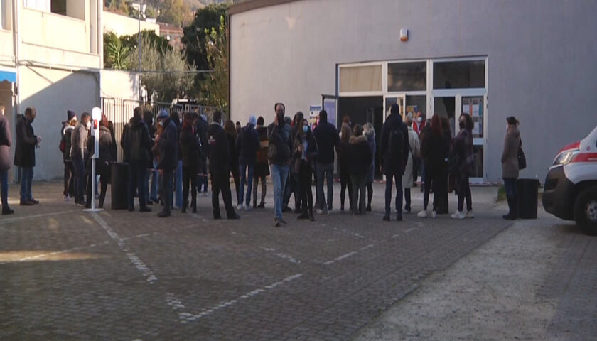 Open day vaccinale nelle scuole: al liceo classico De Santis di Salerno oltre 150 dosi inoculate