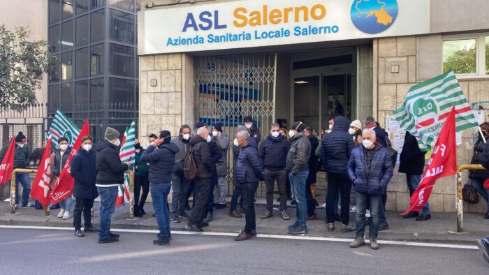 Asl, sit in dei lavoratori in via Nizza. Sindacati all’attacco