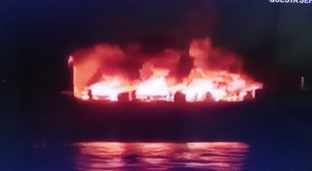 Incendio della nave con 300 persone a bordo, 12 dispersi
