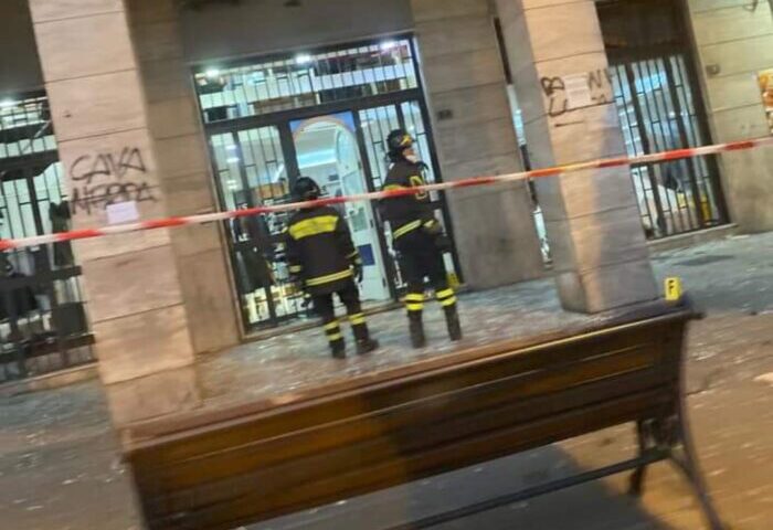 Nocera Inferiore, bomba carta fatta esplodere nella notte davanti a un negozio di abbigliamento in via Canale Vetri