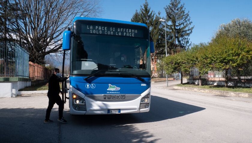 Stop alla guerra in Ucraina, messaggi di pace sui bus di Air Campania