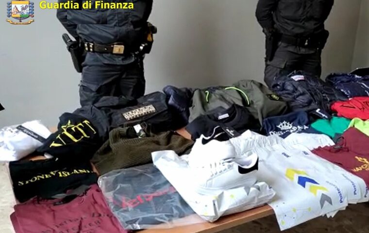 Blitz in un deposito di Eboli, sequestrati 2mila articoli contraffatti poi venduti sul web. Nei guai un 23enne