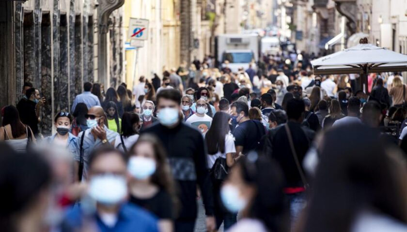 Stop alle mascherine all’aperto ma quando c’è folla bisogna indossarle: l’ordinanza