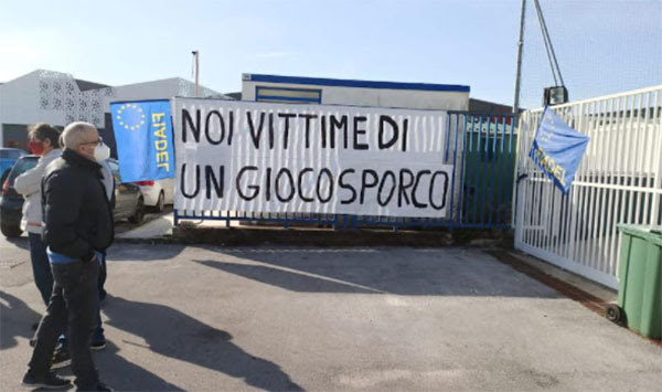 Vertenza “La Fabbrica”, lavoratori in protesta davanti la palestra del centro commerciale