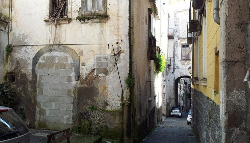 Invalido e senza lavoro vive nel tugurio in via Tasso, a rischio sfratto