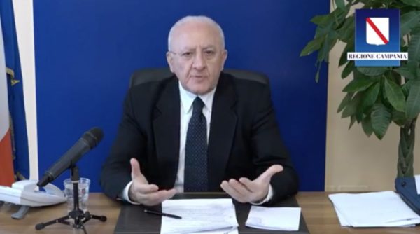 De Luca fa gli auguri di guarigione a Berlusconi: “Distinguere i conflitti politici da quelli umani”