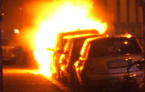 Salerno, auto in fiamme in via Sabatini: chiesti telecamere e vigilanza