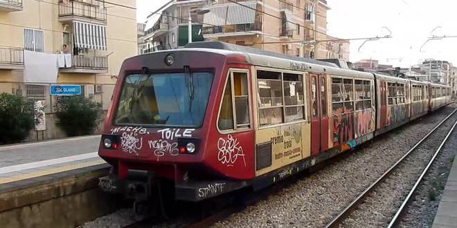 Scafati, malfunzionamento al passaggio a livello: stop alla Circum