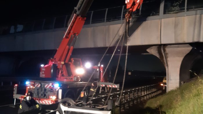 Pugliano, sbanda con l’auto e sfonda il guard rail in autostrada: salvato