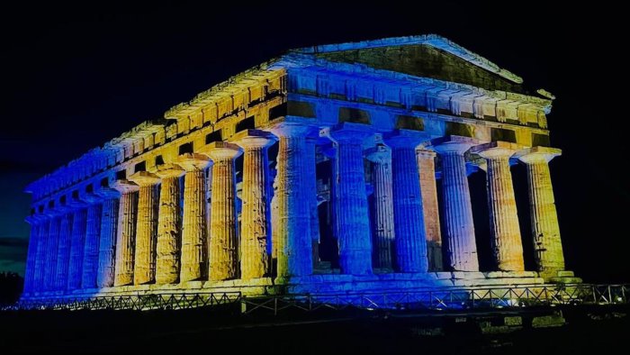 Capaccio/Paestum: il Tempio di Nettuno si illumina dei colori dell’Ucraina