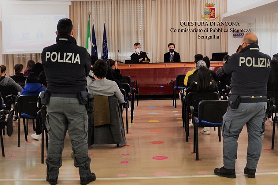 SALERNO, PRETENDIAMO LEGALITÀ:LA  POLIZIA  DI  STATO  INCONTRA  GLI  STUDENTI