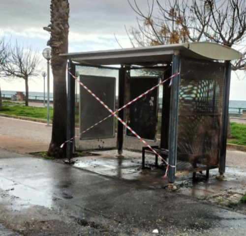 Salerno, a fuoco la pensilina dei senzatetto: si indaga