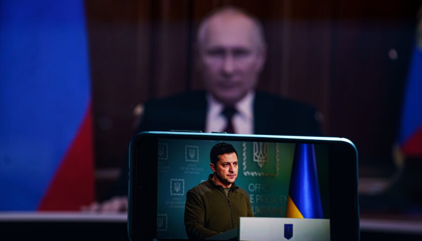 Ucraina, attacchi nel Donbass. Zelensky: ‘Difendeteci o faremo soli’