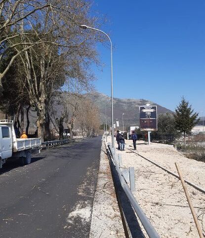 A Polla sulla SR 426 i lavori di pavimentazione stradale